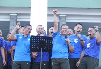 Kasad Jenderal TNI Maruli Simanjuntak, M.Sc., saat olah raga bersama prajurit dan PNS di lingkungan Makodam XII/Tanjungpura, Kubu Raya, Kalbar, Jumat pagi (26/1/2024).