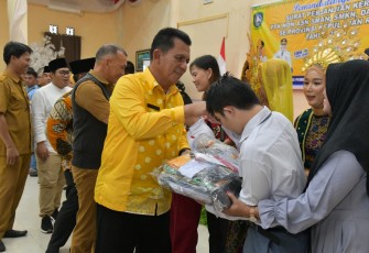 Sebanyak 316 orang Pendidik dan Tenaga Kependidikan (PTK) Non ASN SMAN, SMKN, dan SLBN se-Kabupaten Natuna melanjutkan pengabdiannya di Provinsi Kepulauan Riau ditandai dengan penandatanganan Surat Perjanjian Kerja (SPK) Tahun 2024 secara simbolis yang disaksikan langsung oleh Gubernur Kepri Ansar Ahmad di Gedung Sri Srindit, Ranai, Kabupaten Natuna, Selasa (16/1)