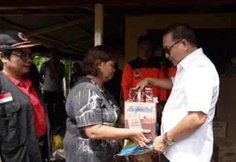 Wali Kota Bitung Maurits Mantiri saat memberikan bantuan kepada masyarakat yang terdampak bencana