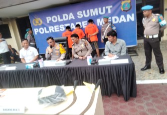 Kapolrestabes Medan Kombes Pol Dr Teddy John Sahala Marbun SH MHum saat melakukan konferensi pers di Mapolrestabes Jalan HM Said Medan, Selasa (9/1/2024)