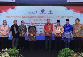 Menaker Ida Fauziah dalam kegiatan Pelayanan KB serentak dan peringatan Hari Buruh di Kudus Jateng, Rabu (15/5)