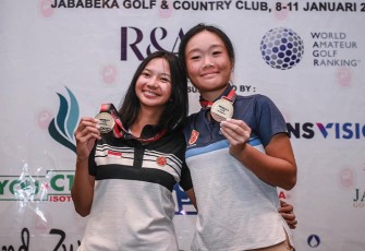 ania (kiri) berfoto bersama rekannya dalam gelaran Kejuaraan Nasional golf Amatir 2024