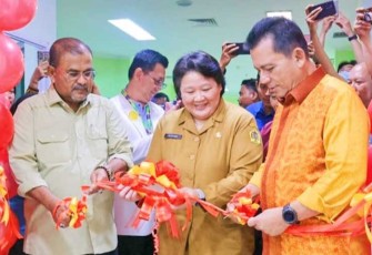 Gubernur Ansar bersama Bupati Karimun dan Dirut  RSUD lakukan pemotongan pita