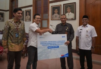 Bank BTN saat menyerahkan bantuan untuk korban banjir di Kabupaten Kudus Jawa Tengah 