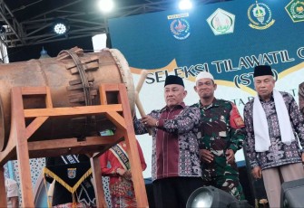 Wali Kota Depok, Mohammad Idris saat menabuh bedug sebagai tanda dimulainya STQH ke-II tingkat Kota Depok TAhun 2024, Selasa (3/12)