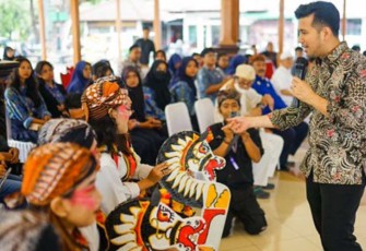 Wakil Gubernur Jawa Timur, Emil Elestianto Dardak dalam Festival Cinta Budaya 2024 di Pendopo Gedung Kesenian Cak durasim Surabaya. Rabu, (07/2/2024).
