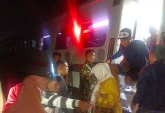 Sejumlah penumpang dievakuasi pasca insiden kereta api anjlok