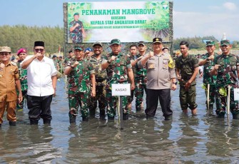 Kasad Jenderal TNI Maruli Simanjuntak M.Sc., saat memimpin penanaman 8.500 bibit mangrove di areal 10,5 hektare wilayah Desa Gampong Blang, Kec. Meuraksa, Kota Banda Aceh, Senin (12/2/2024), dengan melibatkan 1.625 prajurit TNI, Polri, Pramuka, Pelajar dan masyarakat setempat.