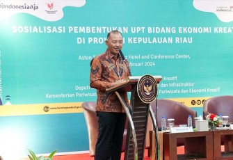 Sekretaris Daerah Provinsi Kepulauan Riau Adi Prihantara saat membuka Sosialisasi Pembentukan Unit Pelaksana Teknis (UPT) Bidang Ekonomi Kreatif bertempat di Ballroom Aston Tanjungpinang Hotel and Conference Center Jalan Adi Sucipto KM 11, Tanjungpinang, sabtu (17/02).