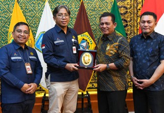 Gubernur Ansar saat menerima kunjungan kerja Kepala Satuan Kerja Khusus Pelaksana Kegiatan Usaha Hulu Minyak dan Gas Bumi (SKK Migas) Sumatera Bagian Utara (Sumbagut), Rikky Rahmat Firdaus dan jajarannya di Gedung Daerah, Minggu (18/2) malam. 