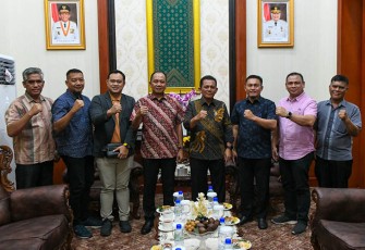 Gubernur Ansar saat Terima Kunjungan GM PT PLN Persero WRKR yang Baru di Gedung Daerah, Tanjungpinang, Minggu (18/02). 
