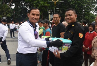 Danlantamal V saat Ikuti Olahraga Funbike Bersama Pangkotama TNI AL Wilayah Surabaya