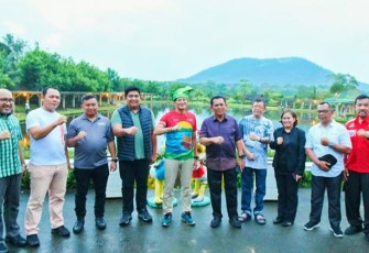 Menparekraf RI Sandiaga Salahuddin Uno didampingi Gubernur Ansar Ahmad dan Bupati Bintan Roby Kurniawan saat meninjau Taman Pemancingan Poyotomo (Poyotomo Fishing Park), Bintan, Minggu (31/12).