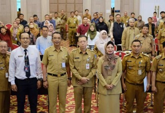 Foto bersama Kepala Diskominfo Kota Depok Manto (tengah) bersama Staf Ahli Wali Kota Bidang SDM dan Kemasyarakatan Kota Depok, Diah Sadiah (ketiga dari kanan) dan seluruh peserta sosialisasi pembentukan KIM Kelurahan di Ballroom Savero Hotel, Depok, Senin (11/11/24)