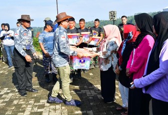 Panglima TNI Jenderal TNI Agus Subiyanto saat turut menyerahkan baksos Fun Offroad TNI 2024 di Sagoro Hills Megamendung, Bogor, Jawa Barat, pada Minggu (7/1/2024).