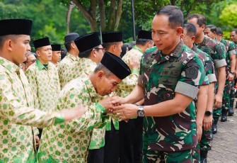 Panglima TNI saat Lepas 285 Prajurit dan ASN Jamaah Umroh Mabes TNI di halaman Masjid Sudirman Mabes TNI, Cilangkap, Jakarta Timur. Jumat (23/2/2024).