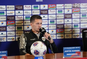 Justin Hubner bek Timnas Indonesia saat konferensi pers, Senin (9/9)