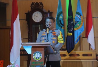 Kapolda Sumut, Irjen Pol Agung Setya Imam Effendi saat memberikan kuliah umum kebangsaan kepada ribuan mahasiswa Institut Kesehatan Deli Husada Delitua, Selasa (23/1).