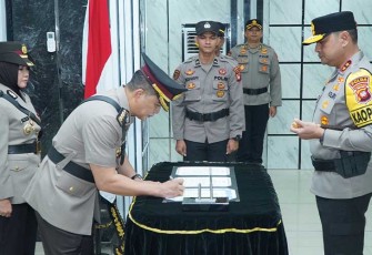 Sertijab Karo Rena dan Dir Tahti Polda Kalbar di Balai Kemitraan Polda Kalbar, Senin (12/2).