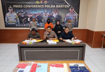 Presscon dipimpin Kasubbid Penmas Bidhumas Polda Banten AKBP Meryadi didampingi Kasubdit III Jatanras Ditreskrimum Polda Banten AKBP M. Akbar Baskoro.