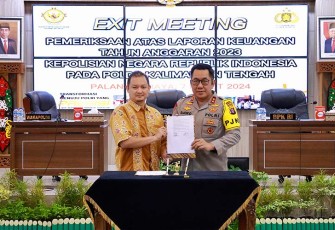 Penyerahan temuan pemeriksaan atas laporan keuangan kepolisian negara Republik Indonesia tahun 2023 pada Polda Kalimantan Tengah oleh tim BPK RI kepada Kapolda.
