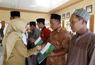 Bupati Blitar Rini Syarifah Tasyarufkan ke Warga Wonodadi 