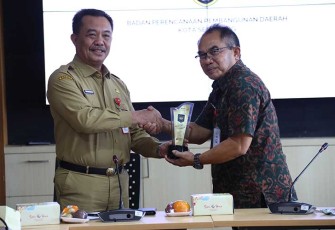 Kepala BSKDN Kemendagri Yusharto Huntoyungo saat penyerahan cindera mata
