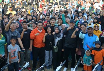 Foto Bersama di Lapangan Pasar CGC Fanindo Tanjung Uncang, Batu Aji Kota Batam, Ahad (4/2). 