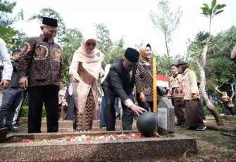 Wali Kota Depok, Mohammad Idris sedang menabur bunga di Taman Makam Pahlawan Cilodong, Minggu (10/11/24).