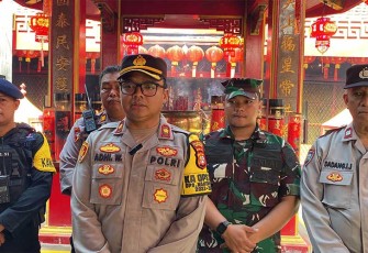 Polsek Metro Tamansari Bersama Gegana saat Sterilisasi Vihara Jelang Perayaan Tahun Baru Imlek 2024