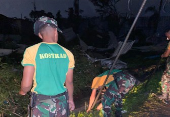 Yonif 330 Tri Dharma Bantu Penanganan Bencana Angin Puting Beliung di Rancaekek