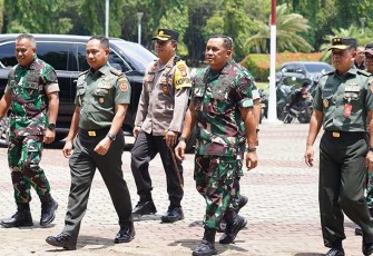 Pangdam Jaya Mayjen TNI Mohamad Hasan saat mendampingi Panglima TNI Jenderal TNI Agus Subiyanto makan bersama prajurit TNI dan Polri yang melaksanakan pengamanan Pemilu 2024, di Monas, Gambir, Jakarta Pusat. Senin (12/2/2024).