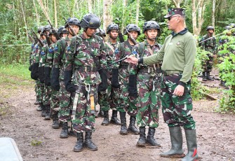 Danpuslatdiksarmil saat melaksanakan kunjungan ke tengah – tengah Siswa Dikmata TNI AL Angkatan 43/2 TA. 2023 Puslatdiksarmil Kodiklatal 