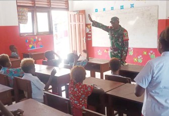 Babinsa Kuala Kencana saat Bekali Materi Wasbang Kepada Siswa-Siswi SD YPPK St. Yakobus