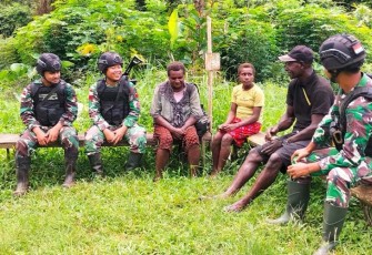 Binter Satgas Pamtas Statis RI-PNG dengan Masyarakat Pedalaman