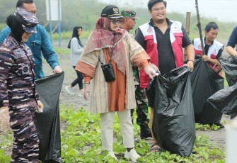 Lanal Yogyakarta bersama Forkopimda Kulon Progo saat Bersihkan Pantai