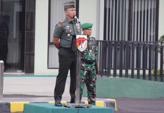 Dandim 0507/Bekasi Kolonel Arm Rico Ricardo Sirait., B.S., M.MDS., saat pimpin upacara pelepasan di halaman Makodim 0507/Bekasi, Jalan Veteran No.60, Kelurahan Margajaya, Kecamatan Bekasi Selatan, Kota Bekasi. (5/2/2024).