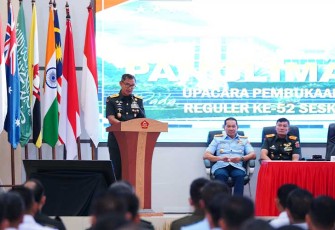 Kasum TNI saat Mewakili Panglima TNI Buka Pendidikan Reguler ke-LII Sesko TNI TA 2024 di Aula Sesko TNI, Bandung, Jawa Barat, Selasa (06/02/2024).
