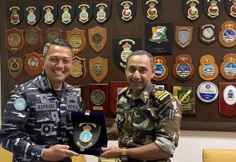 Komandan KRI Diponegoro-365 selaku Dansatgas MTF TNI KONGA XXVIII-O/UNIFIL saat penyerahan cindera mata Salalah Naval Unit Commander, Royal Navy of Oman, Captain (N) Ali Al-Khaidi, Kamis (28/12) lalu.
