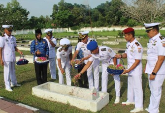 Prajurit Lanal Batuporon Ziarah ke TMP Bangkalan