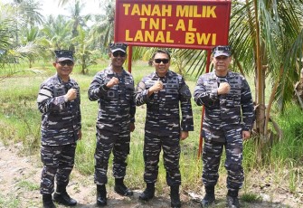 Peninjauan lahan yang nantinya akan dijadikan Flat / rumah dinas TNI AL di Desa Kalipuro Kecamatan Kalipuro Kabupaten Banyuwangi.