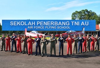 Tim Aerobatic Angkatan Udara Australia (RAAF) “The Roulettes” disambut hangat oleh Jupiter Aerobatic Team, di Lanud Adisucipto, Jogyakarta, beberapa waktu yang lalu.