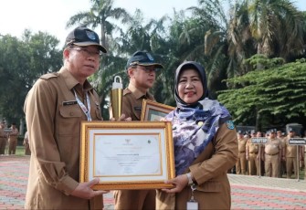 Pj. Sekda Depok, Nina Suzana menyerahkan piagam penghargaan kepada Kepala Dinas Komunikasi dan Informatika (Diskominfo) Kota Depok, Manto pada Apel Pagi, Senin (18/11/24