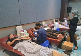 Kegiatan bakti sosial (baksos) berupa donor darah dilaksanakan Hotel Santika di Aula Hotel Santika, Margonda, Senin (26/08/24)