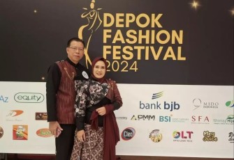 Kepala Dinas Komunikasi dan Informatika Kota Depok, Manto dan istri berpartisipasi pada acara Depok Fashion Festival yang digelar di Mal The Park Sawangan, Minggu (03/12/24).
