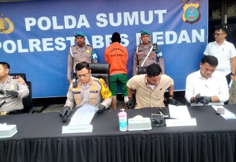 Kapolrestabes Medan Kombes Pol Dr Teddy John Sahala Marbun SH MHum memaparkan keberhasilan Polsek Medan Sunggal mengungkap kasus pembunuhan terhadap perempuan di Jalan Pembangunan, Kecamatan Medan Sunggal, Senin (15/1/2024).