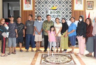 Gubernur Kepulauan Riau H. Ansar Ahmad menyempatkan diri mampir di rumah singgah Raja Ahmad Engku Haji Tua di jalan Bendungan Hilir, Kecamatan Tanah Abang, Kota Jakarta Pusat, Daerah Khusus Ibukota Jakarta, Jumat (23/2/2024).