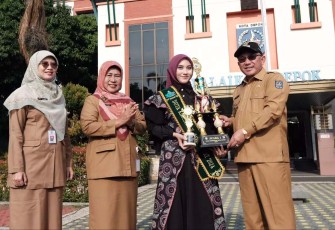 Wali Kota Depok, Mohammad Idris saat menyerahkan penghargaan kepada Ners Alyani Yasmin, S.Kep sebagai Runner Up Pemilihan Duta Kesehatan tingkat Provinsi Jabar tahun 2024.