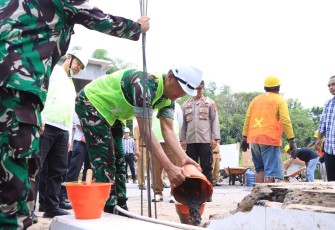 Pabung Kodim Madiun Hadiri Peletakan Batu Pertama Revitalisasi Prasarana Gedung Pendidikan SD dan SMPN