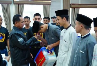 Panglima TNI saat Berikan Bantuan Sosial Kepada Anak-Anak Yatim Piatu di Bumi Marinir Cilandak